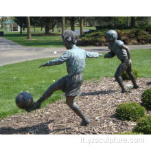 Ragazzo di bronzo che gioca scultura di calcio per la vendita